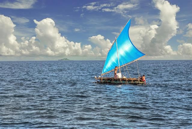Wir treffen in den Lousiaden dieses Kanu mit einem grossen Segel. Die Lousiaden liegen im Osten von Papua New Guinea und bestehen aus vielen, weit auseinander liegenden Inseln. Um die grossen Distanzen zwischen den Inseln zu bewältigen, bauen die Einwohner diese sehr schnellen Kanus mit den hier typischen blauen Segeln.